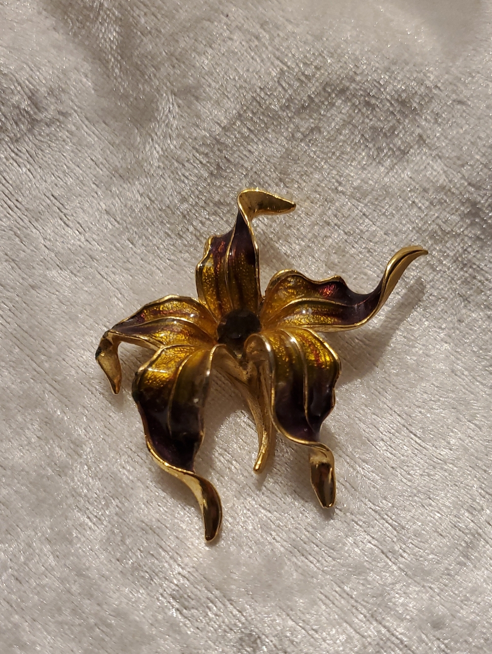 Vintage AMANDA SMITH Gold Tone Purple Yellow Enamel Lilly Flower Brooch Pin